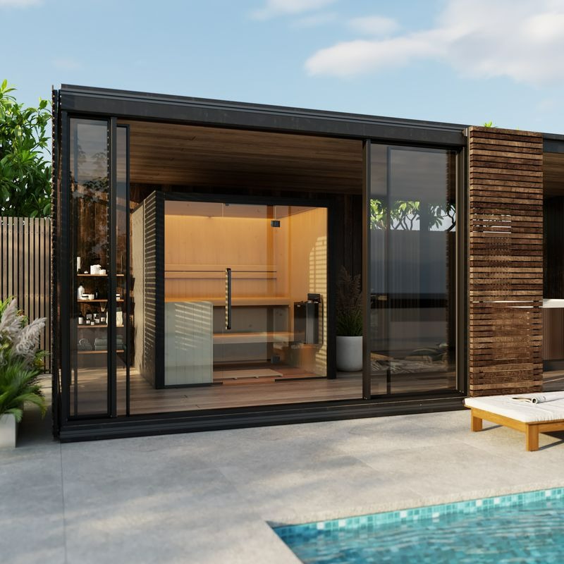 Hekla 210X Sauna mit Glasfront, Außenansicht neben Poollandschaft